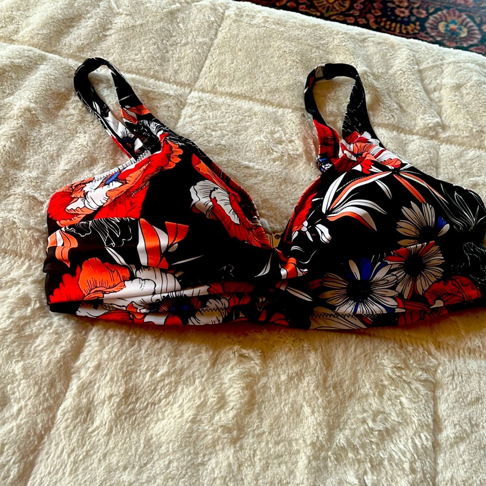 NWOT bathing suit top XL